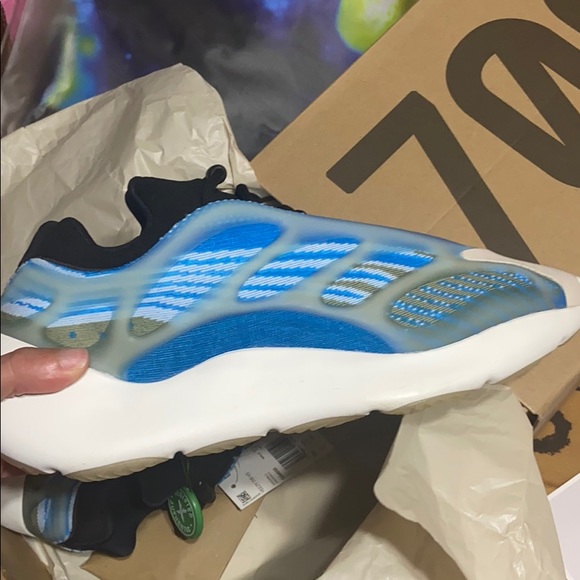 yeezy 700 V3 Azareth blue size 11 - Picture 3 of 8